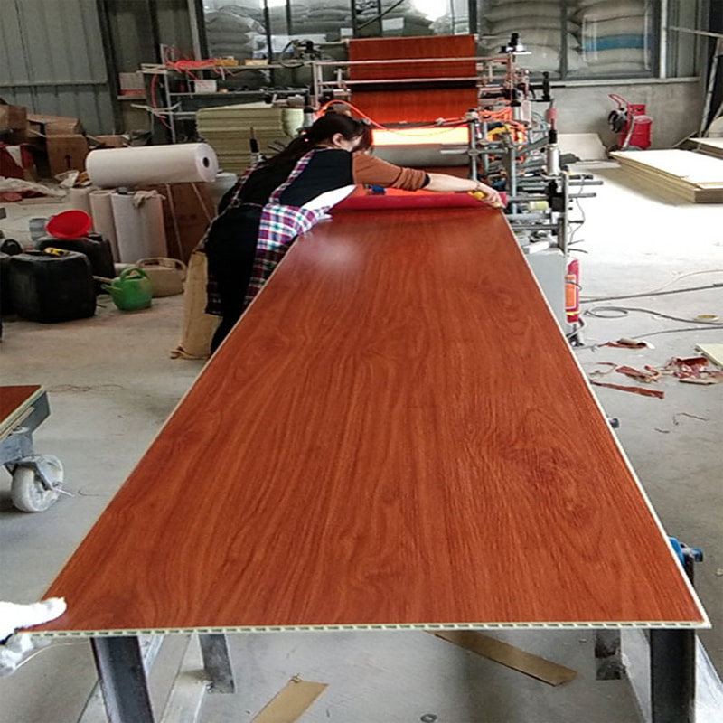 Modern Integrerad Bambu Träfiber PVC Väggpanel för TV Bakgrund Hårt paket Väggpanel för interiört tak för hotellbruk