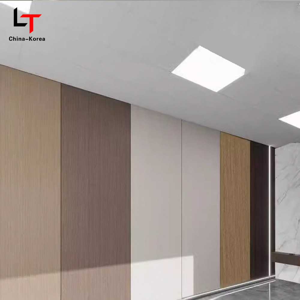 1220×2440 mm Miljövänlig PVC träfaner ådring dekorativa väggpaneler för inomhusväggbeklädnad Vattentät reptålig Enkel att installera