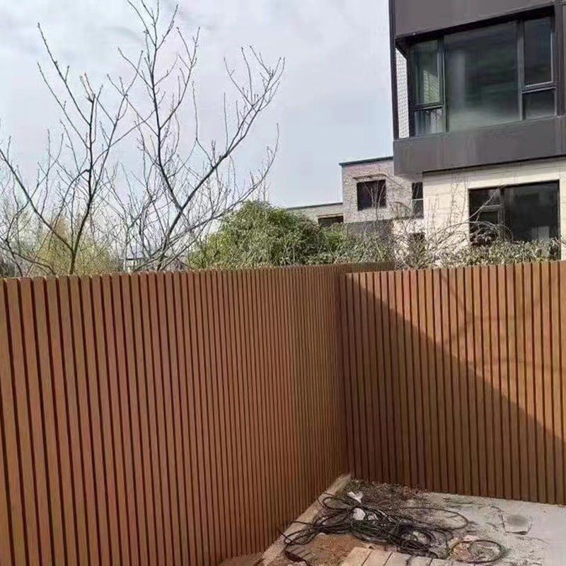 Co-extrudering dekorativ stängselskärm Väderbeständig Wpc Composite Privacy Trädgårdsstängsel Solsäker Slitbeständig Anti-termit Enkel att installera